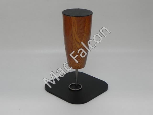 Mac Falcon Straight - Indoor Dutch oak solid wooden falcon block with black steel base plate with stainless steel ring and pin.- Number 8