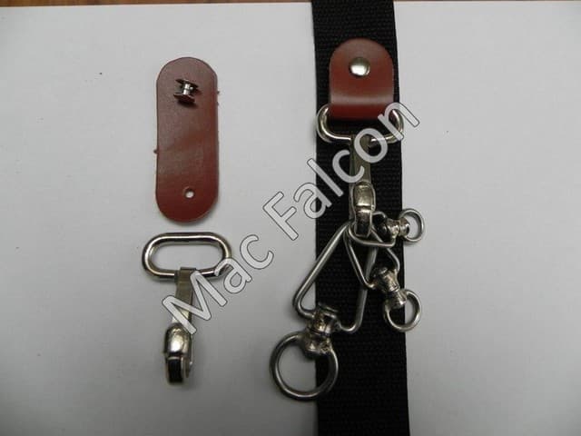 Swivel clip for on your hunting vest. 6 cm long 
